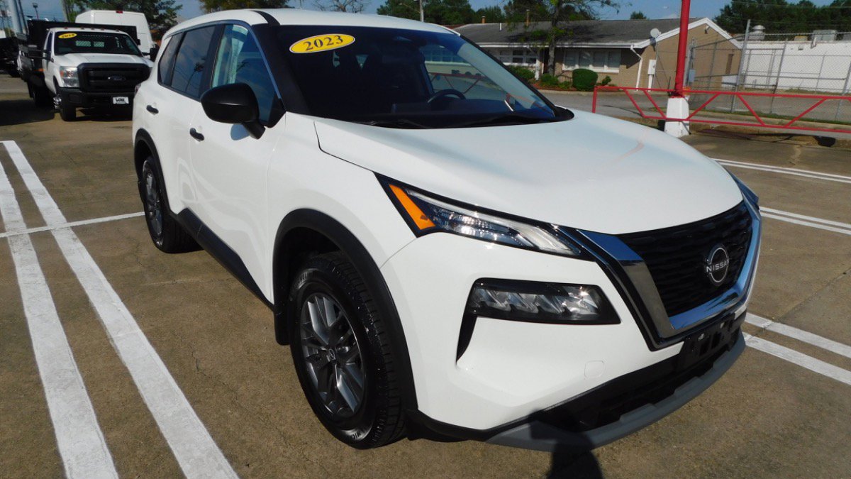 Used 2023 Nissan Rogue S image 1