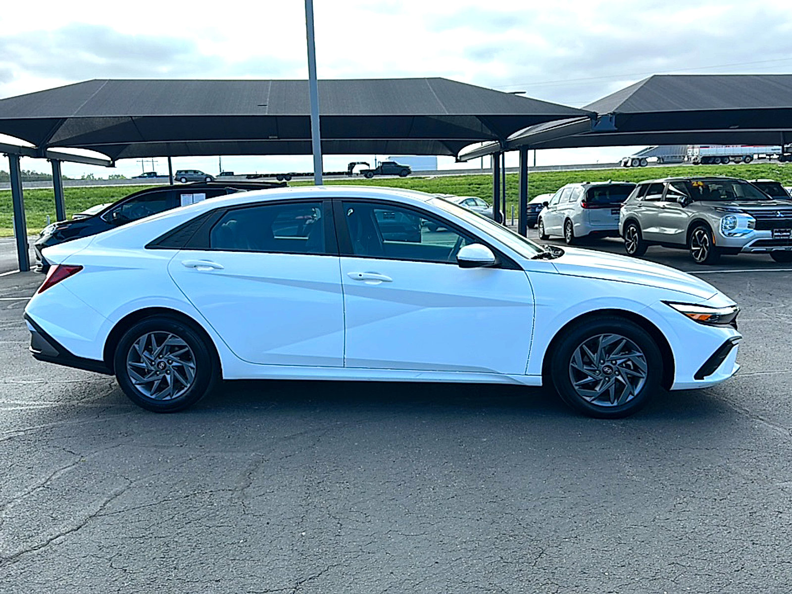 Used 2024 Hyundai Elantra SEL FWD image 9