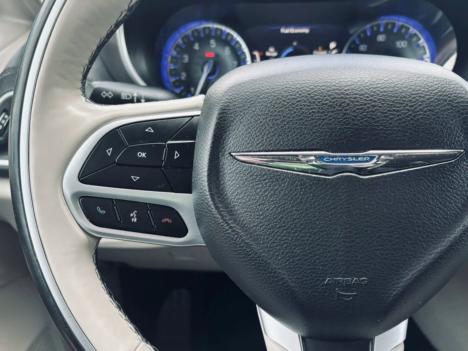 Used 2018 Chrysler Pacifica Limited w/ Tire & Wheel Group FWD image 28