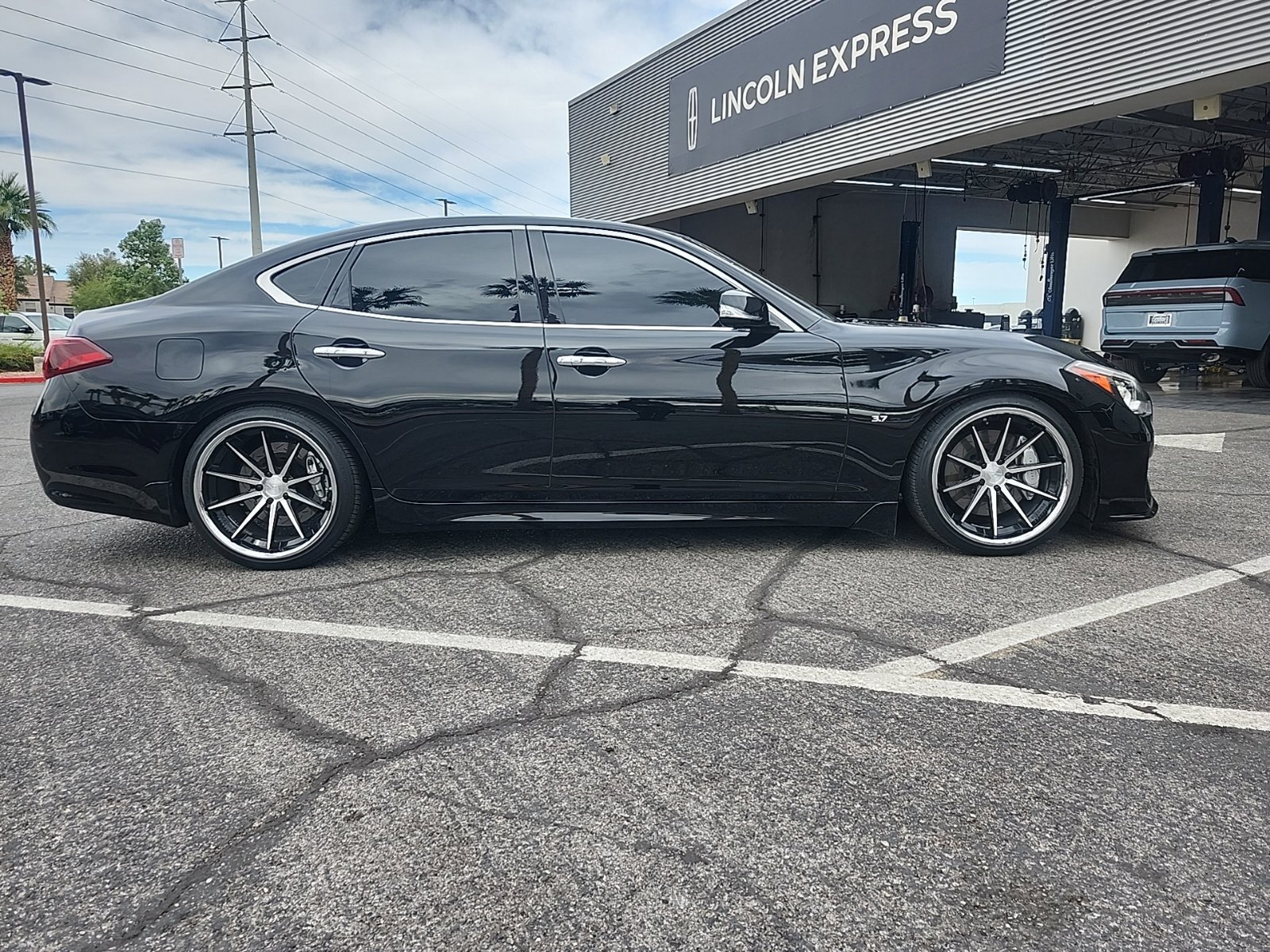 Used 2017 INFINITI Q70 3.7 w/ Technology Package AWD/4WD image 7