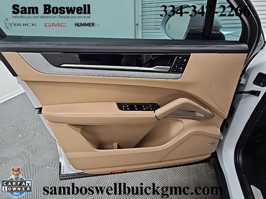 Used 2025 Porsche Cayenne Coupe image 30