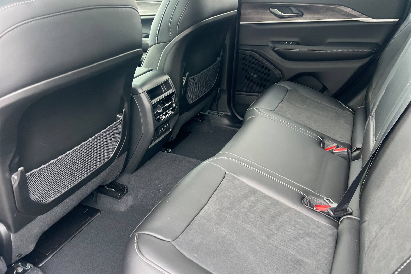 New 2026 Jeep Grand Cherokee Altitude AWD/4WD image 10
