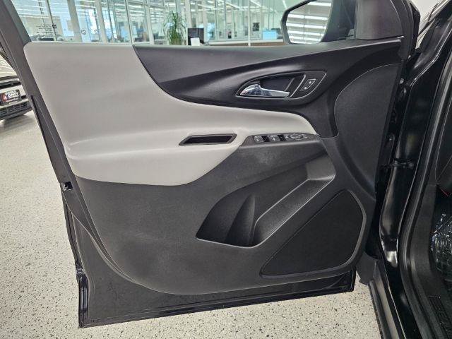 Used 2018 Chevrolet Equinox LS FWD image 32