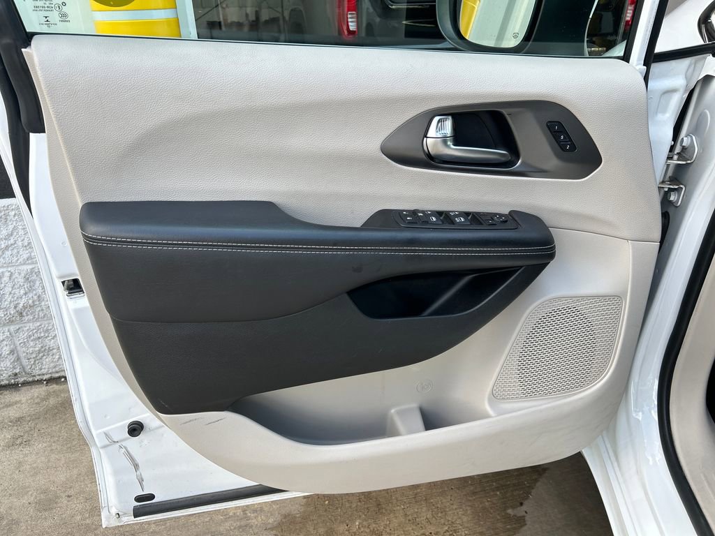 Used 2023 Chrysler Pacifica Touring-L image 12