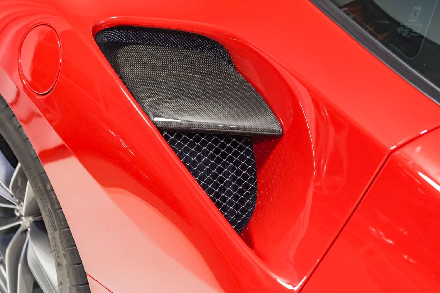 Used 2018 Ferrari 488 GTB RWD image 28