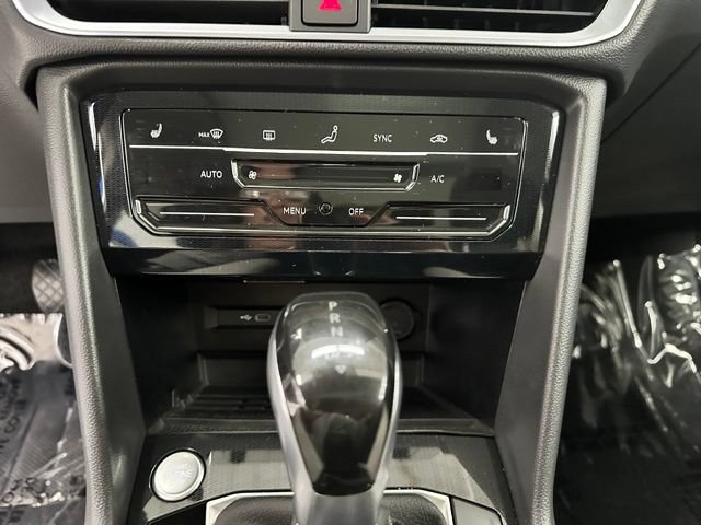 Used 2025 Volkswagen Taos SE w/ Panoramic Sunroof Package AWD/4WD image 6