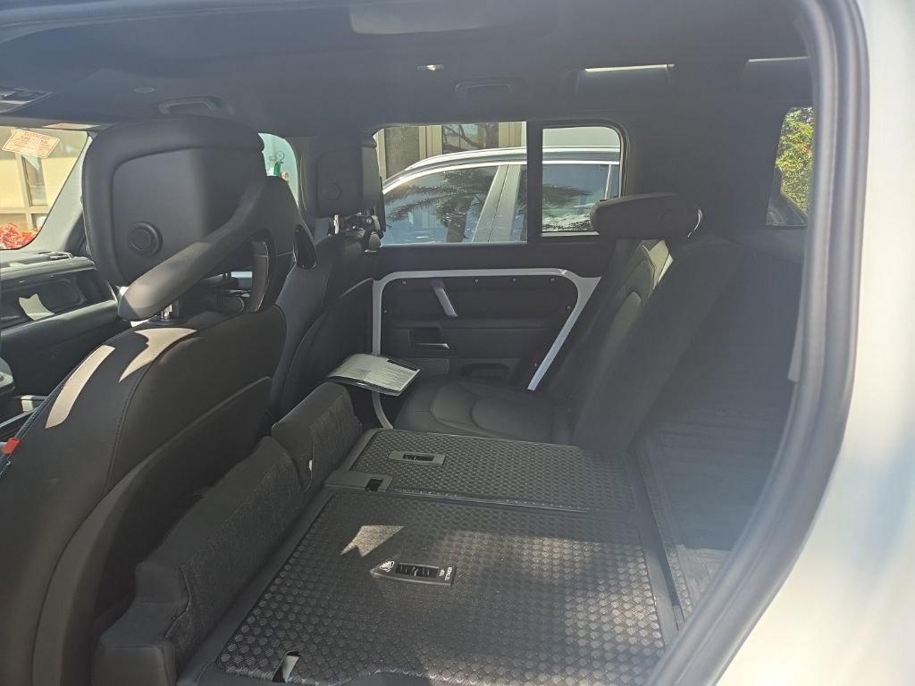 Used 2024 Land Rover Defender 110 X-Dynamic SE image 34