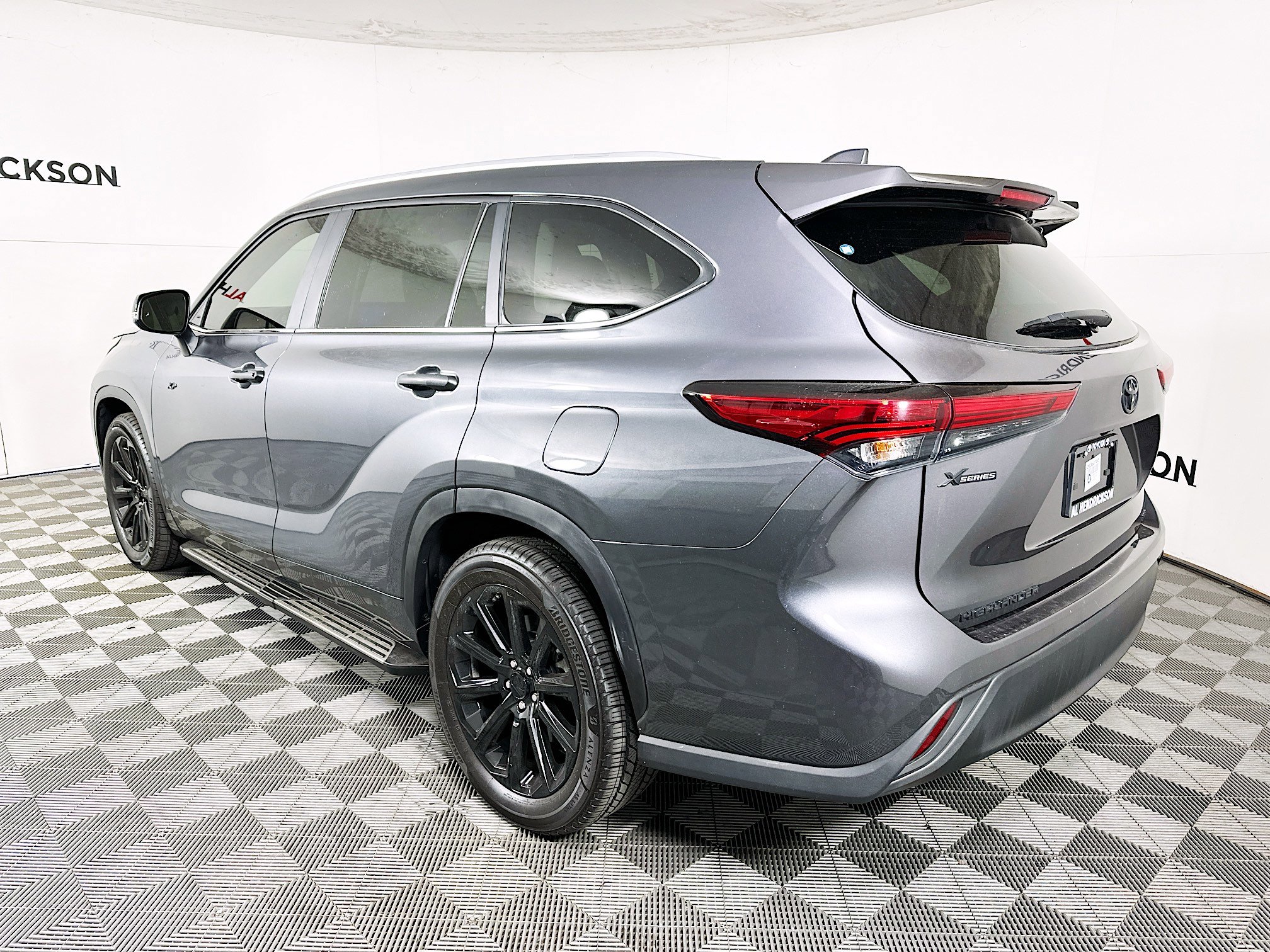 Used 2023 Toyota Highlander XLE image 5