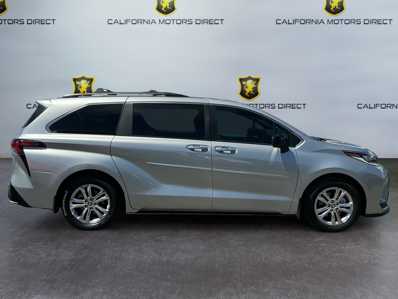 Used 2022 Toyota Sienna XSE AWD/4WD image 4