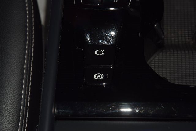 Used 2025 Volvo XC40 B5 Plus image 32