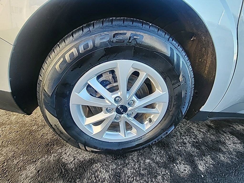 Used 2023 Kia Carnival LX image 9