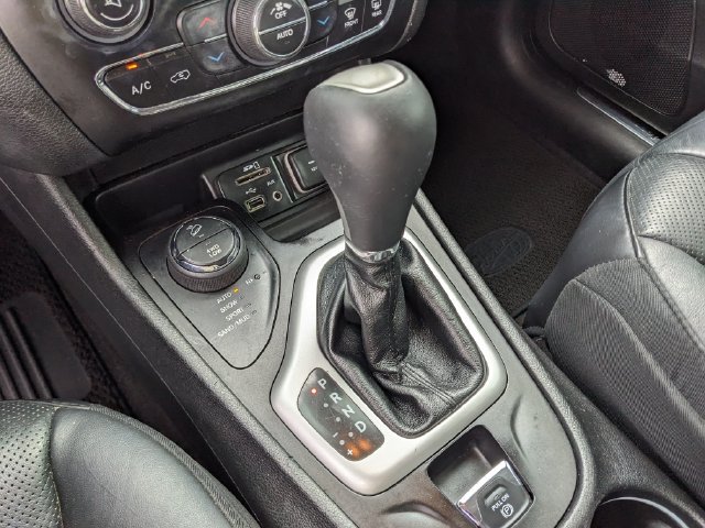 Used 2017 Jeep Cherokee Overland w/ Technology Group AWD/4WD image 26