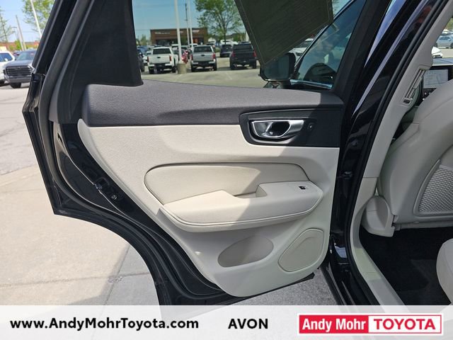 Used 2022 Volvo XC60 B5 Momentum w/ Climate Package AWD/4WD image 29