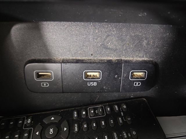 Used 2022 Kia Carnival LX image 25