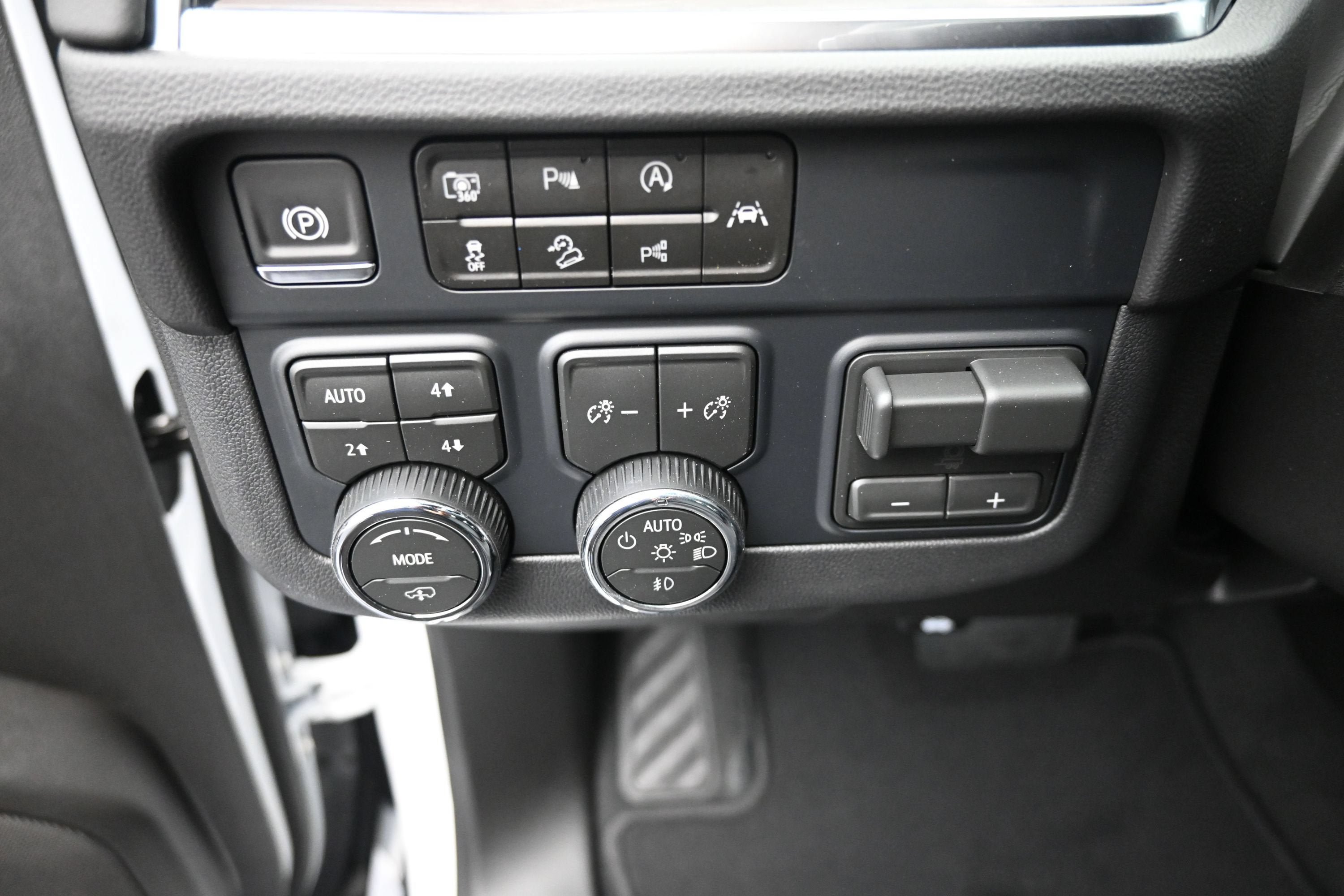 New 2026 Chevrolet Suburban Z71 w/ Z71 Off-Road Package AWD/4WD image 28