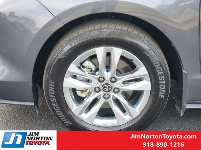 Used 2025 Toyota Sienna Limited image 14