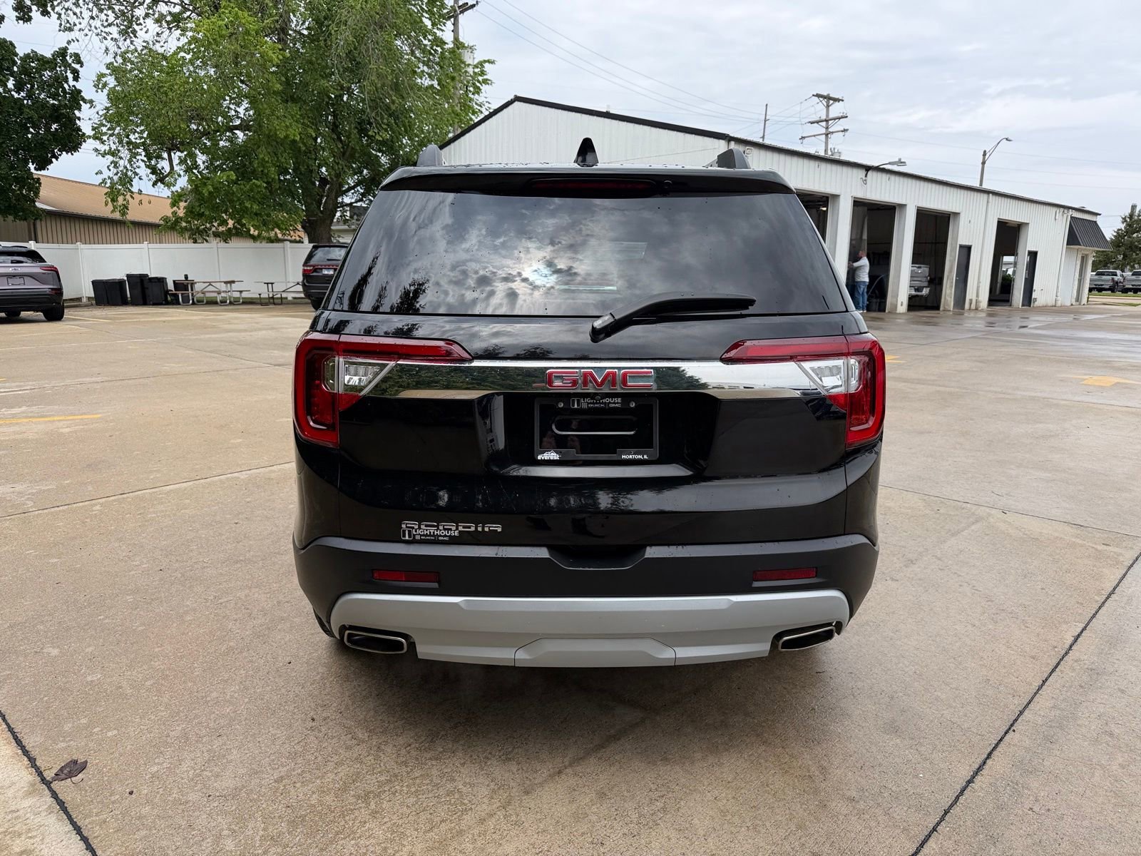 Used 2023 GMC Acadia SLT FWD image 11
