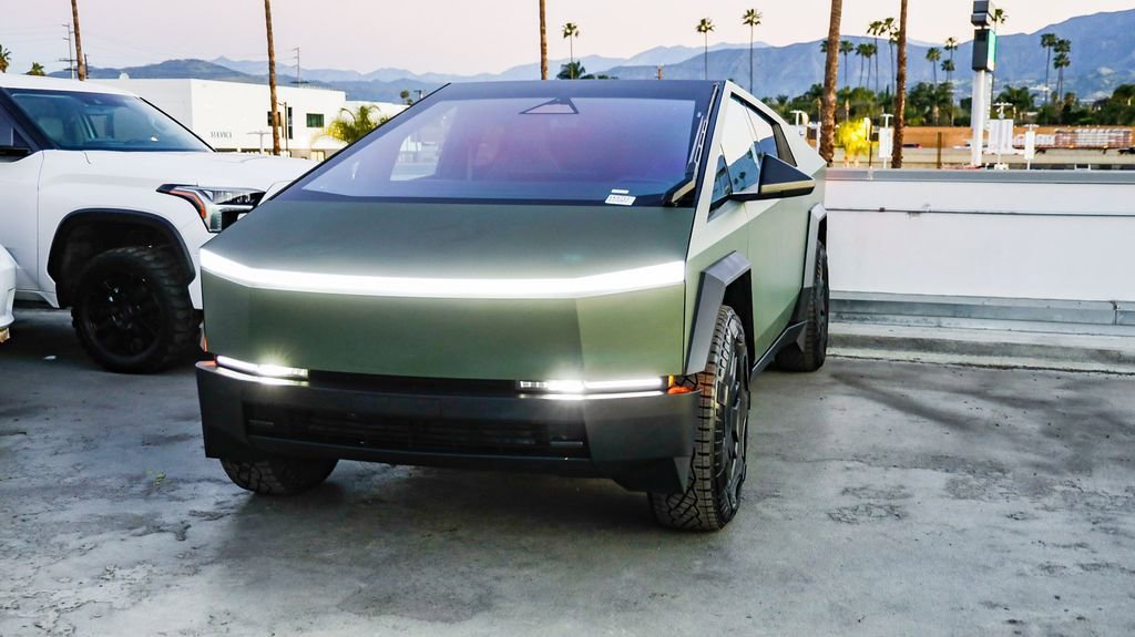 Used 2024 Tesla Cybertruck AWD Crew Cab image 4