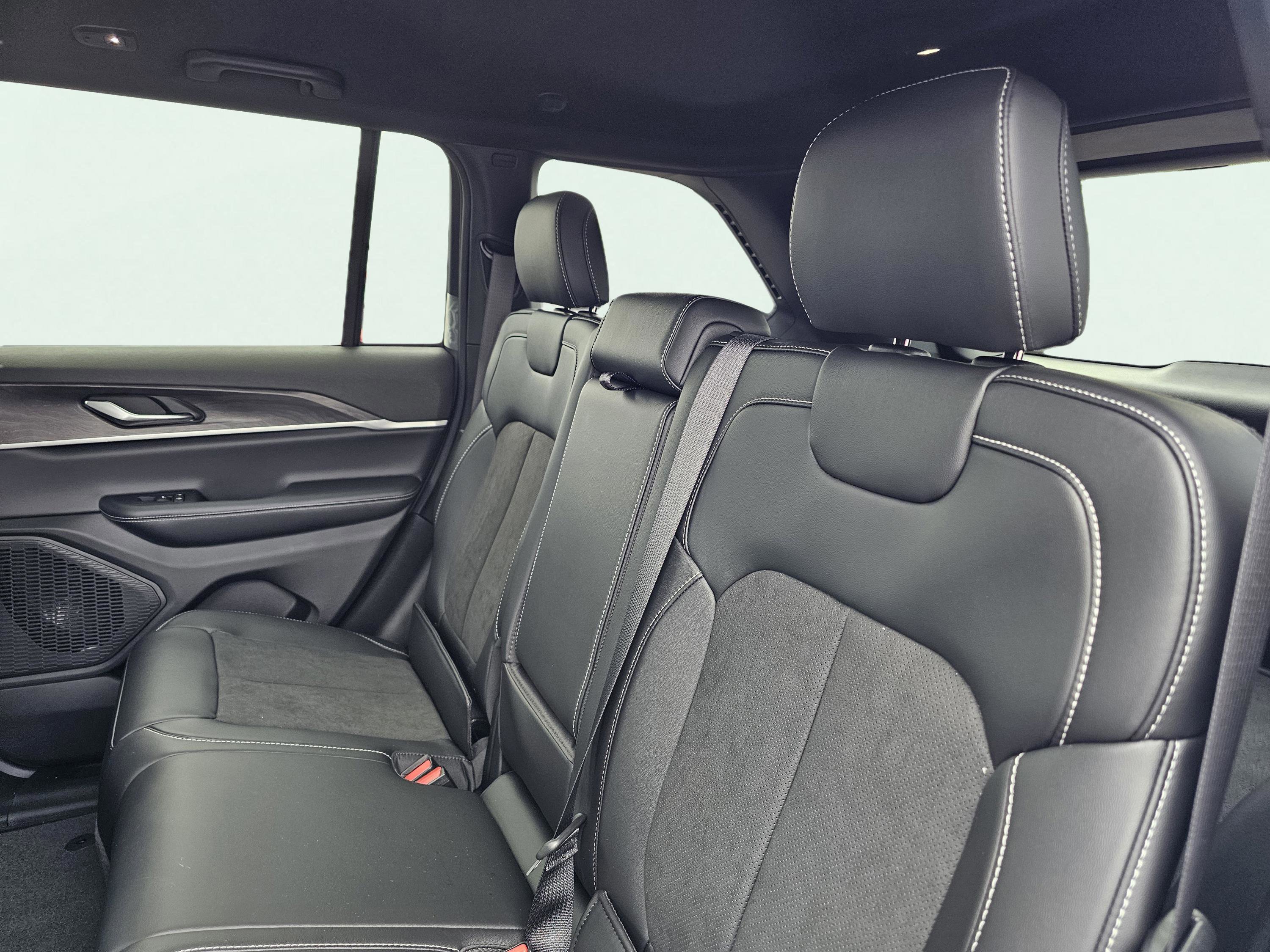 New 2026 Jeep Grand Cherokee Altitude RWD image 32