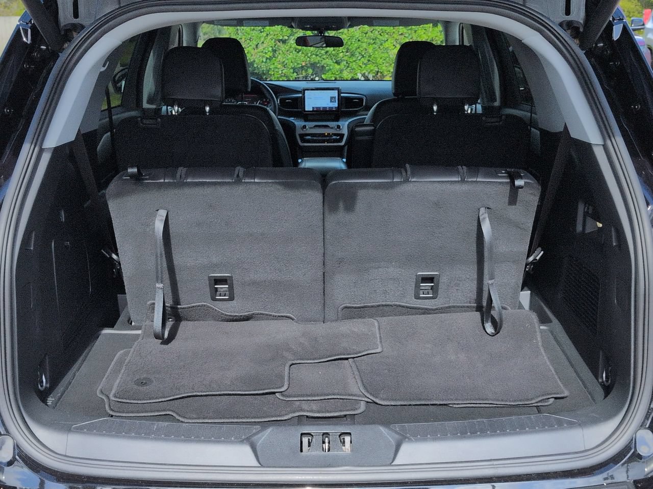 Used 2024 Ford Explorer XLT w/ Equipment Group 202A RWD image 12