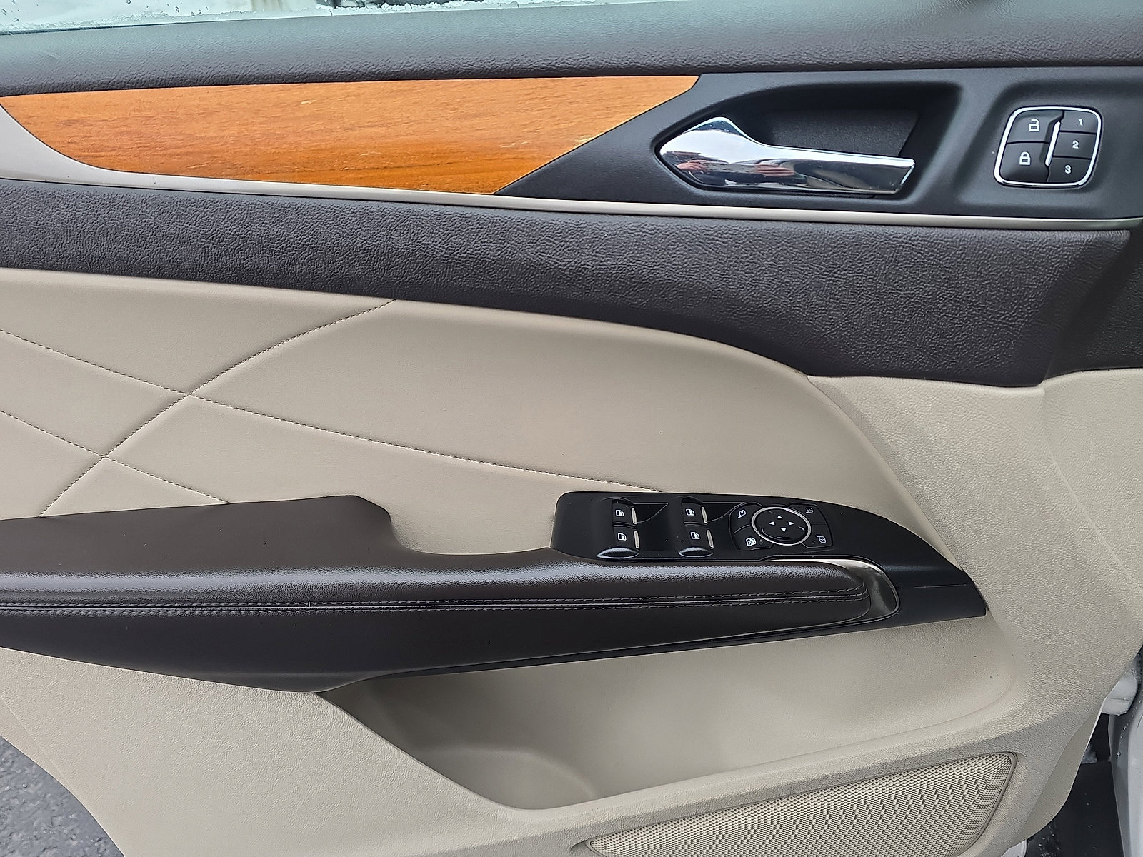 Used 2019 Lincoln MKC Select w/ Select Plus Package image 12