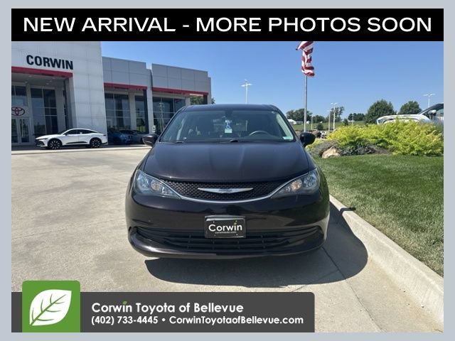 Used 2017 Chrysler Pacifica Touring w/ Tire & Wheel Group FWD image 1