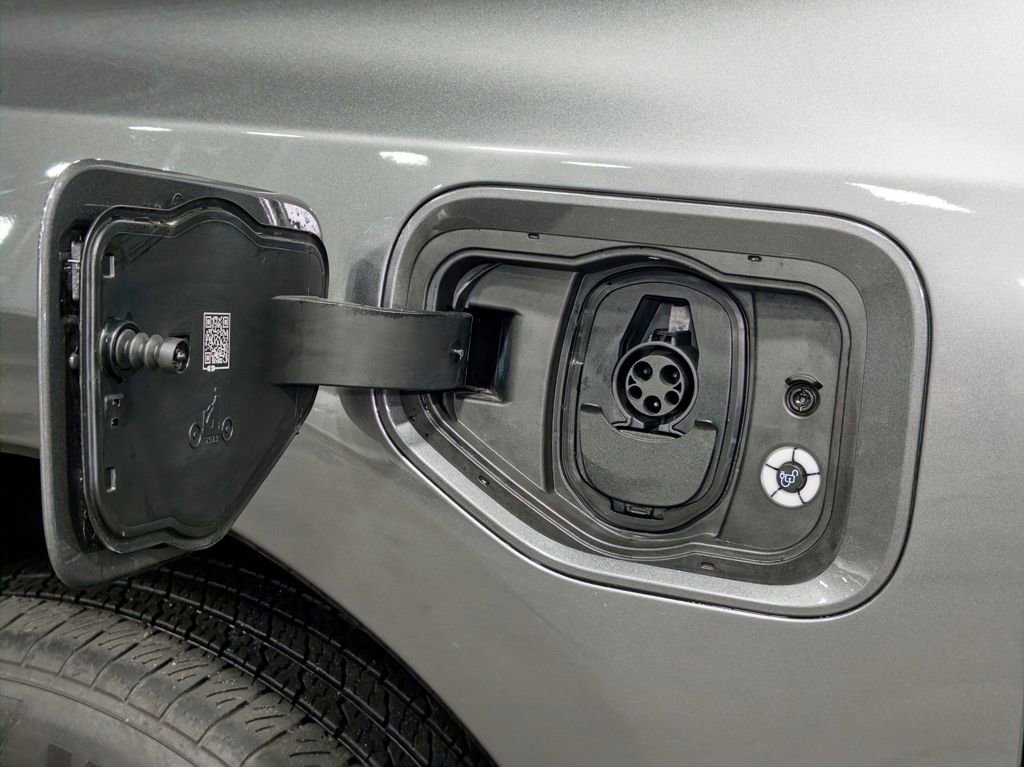 Used 2023 Ford F150 Lightning Lariat image 5