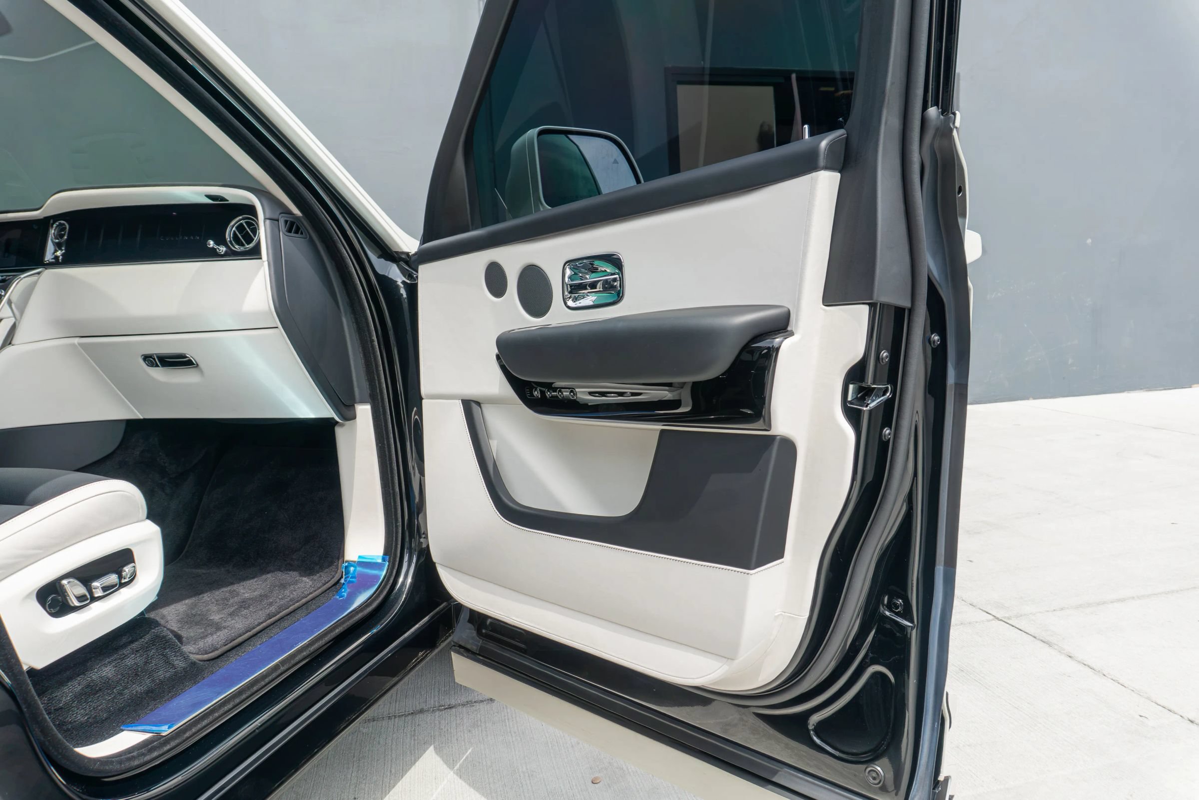 Used 2025 Rolls-Royce Cullinan AWD/4WD image 65