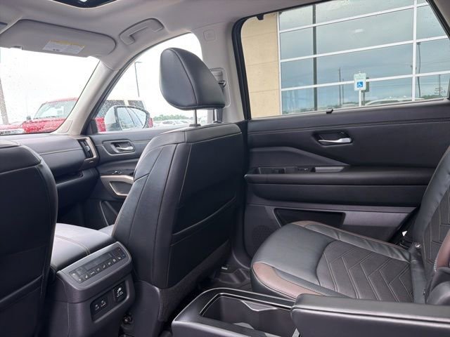 Used 2022 Nissan Pathfinder Platinum w/ Cargo Package FWD image 20