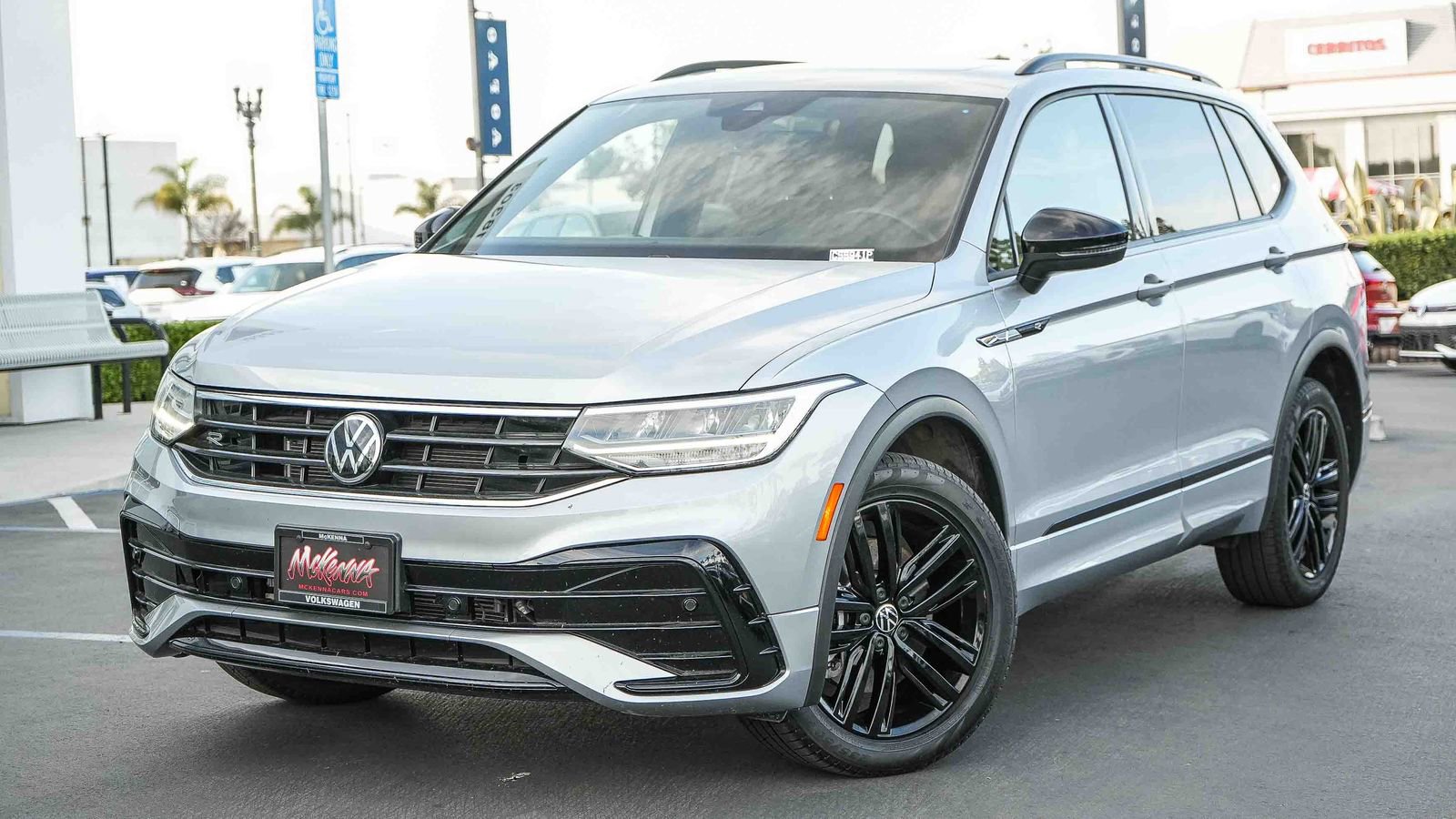 Used 2022 Volkswagen Tiguan SE R-Line FWD image 1
