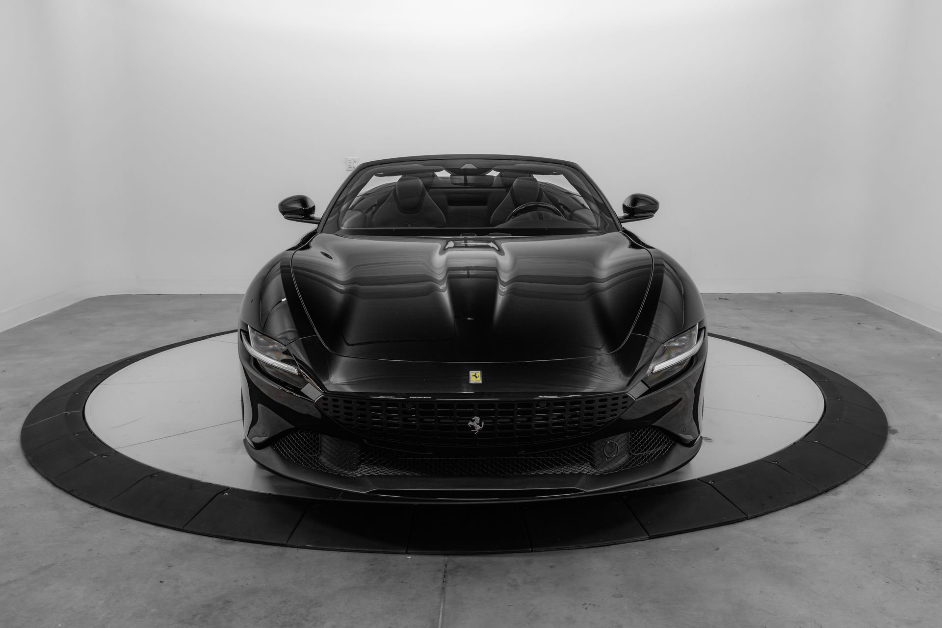 Certified 2025 Ferrari Roma Spider RWD image 9