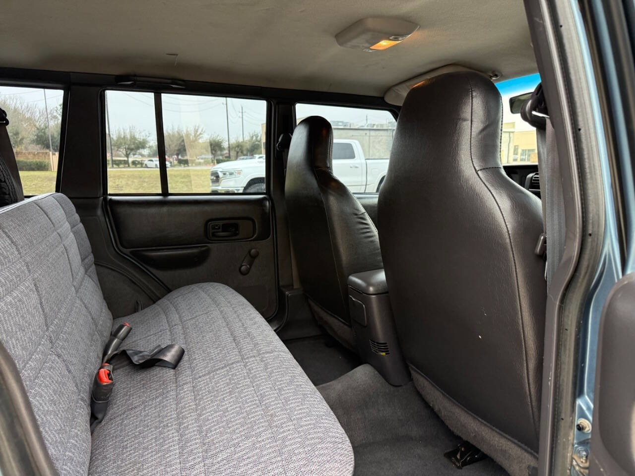 Used 1999 Jeep Cherokee SE image 32