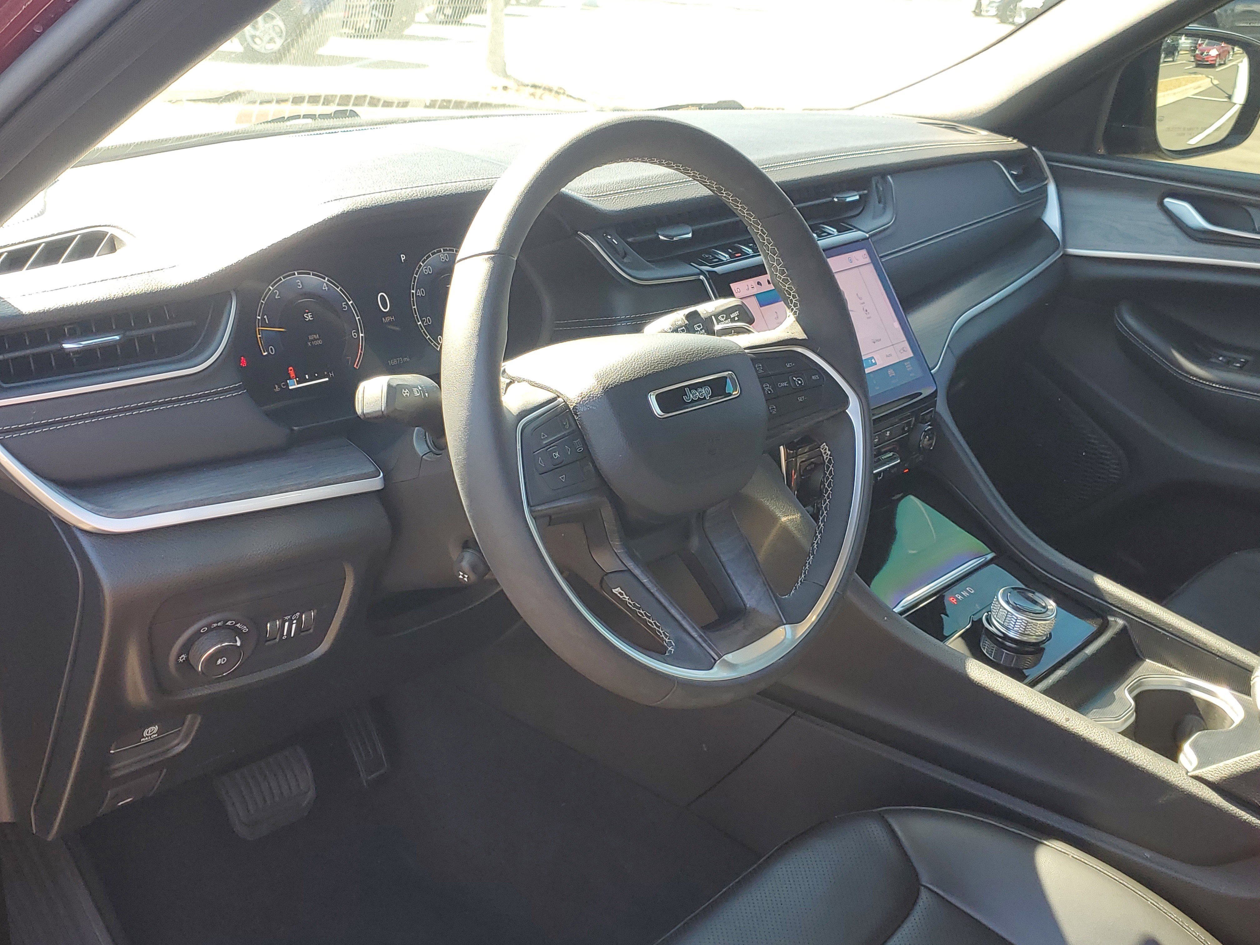 Used 2025 Jeep Grand Cherokee L Limited w/ Luxury Tech Group II image 10