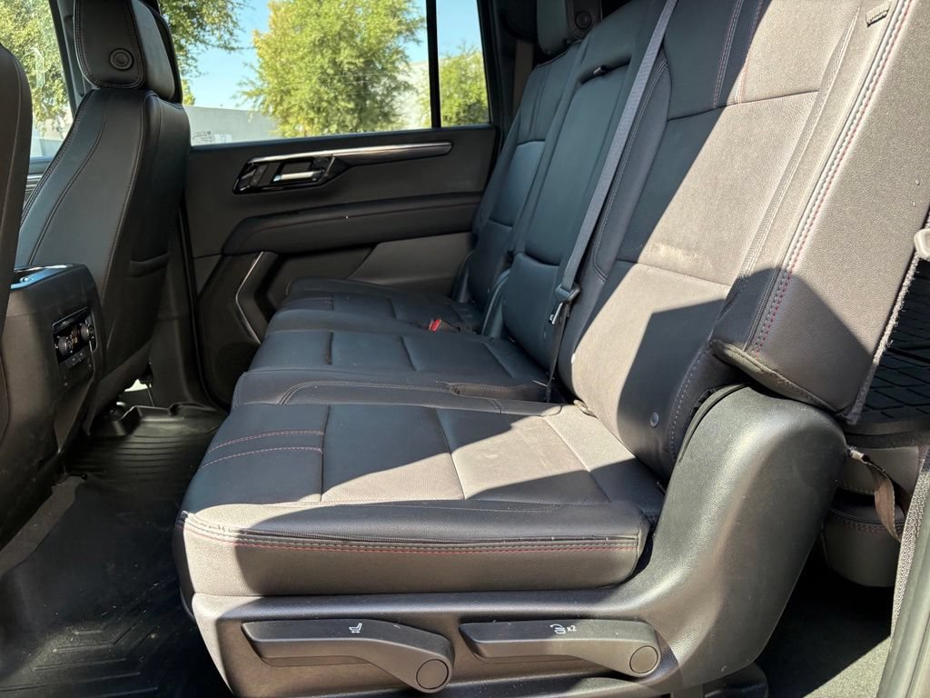 Used 2025 Chevrolet Suburban RST RWD image 12