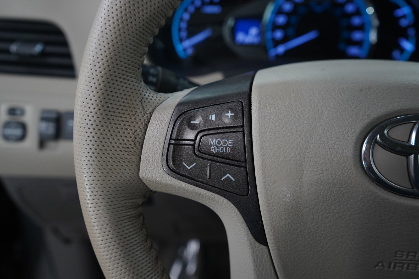 Used 2012 Toyota Sienna XLE image 17