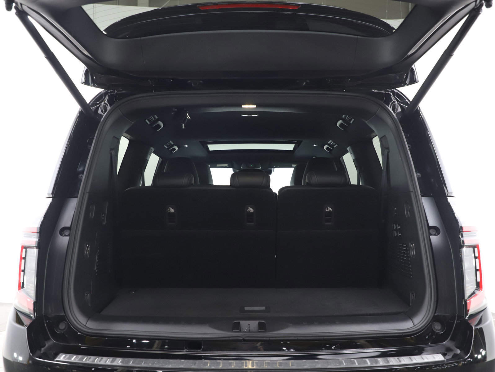 Used 2025 Nissan Armada PRO-4X w/ Pro-4X Premium Package image 18