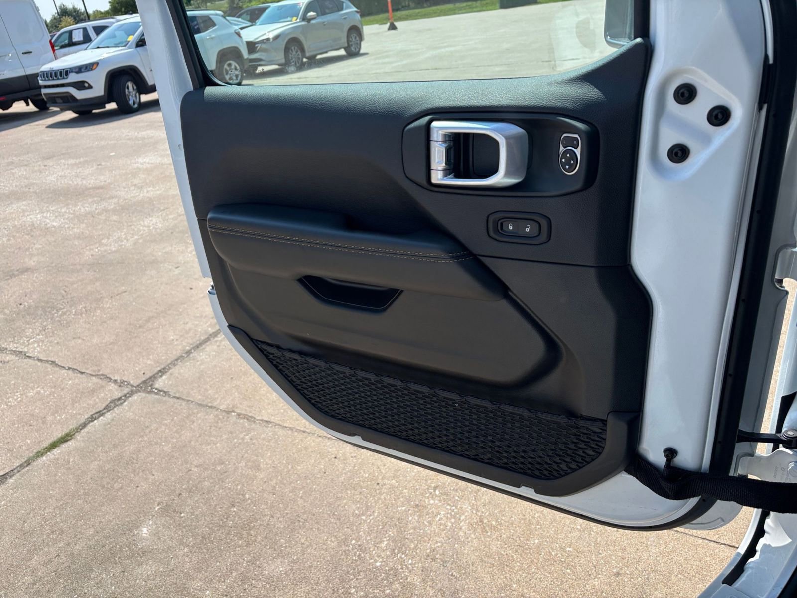 Used 2025 Jeep Wrangler Sahara image 20