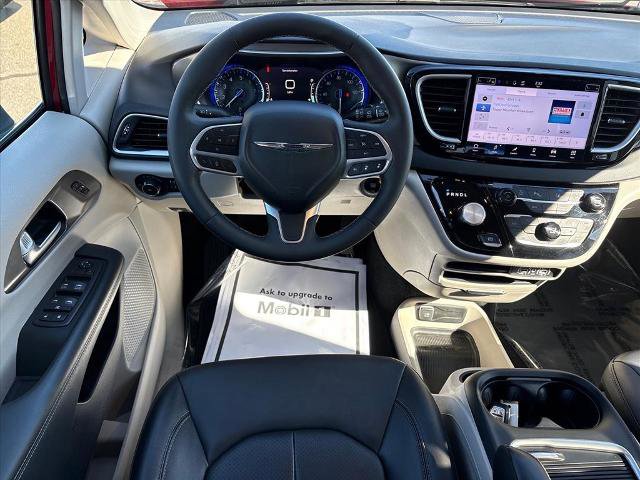 Used 2024 Chrysler Pacifica Touring-L image 6