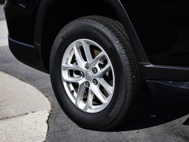 Used 2025 Jeep Grand Cherokee L Laredo w/ Luxury Tech Group I RWD image 10