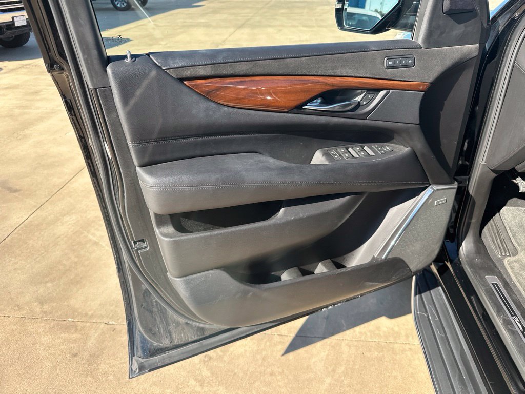 Used 2018 Cadillac Escalade ESV Luxury AWD/4WD image 7