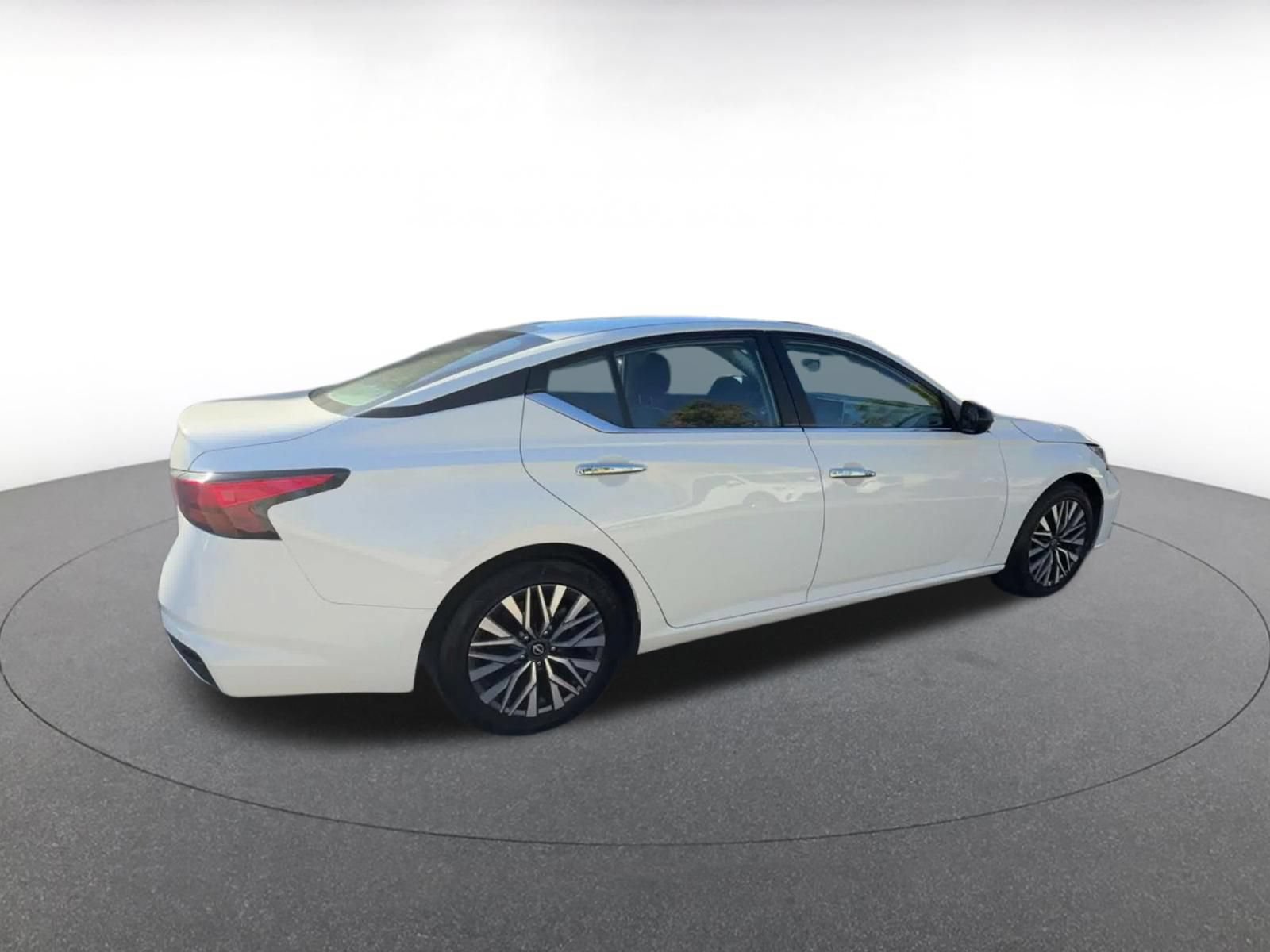 Used 2025 Nissan Altima 2.5 SV FWD image 12