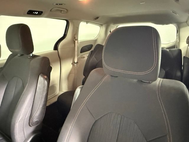 Used 2018 Chrysler Pacifica L FWD image 30