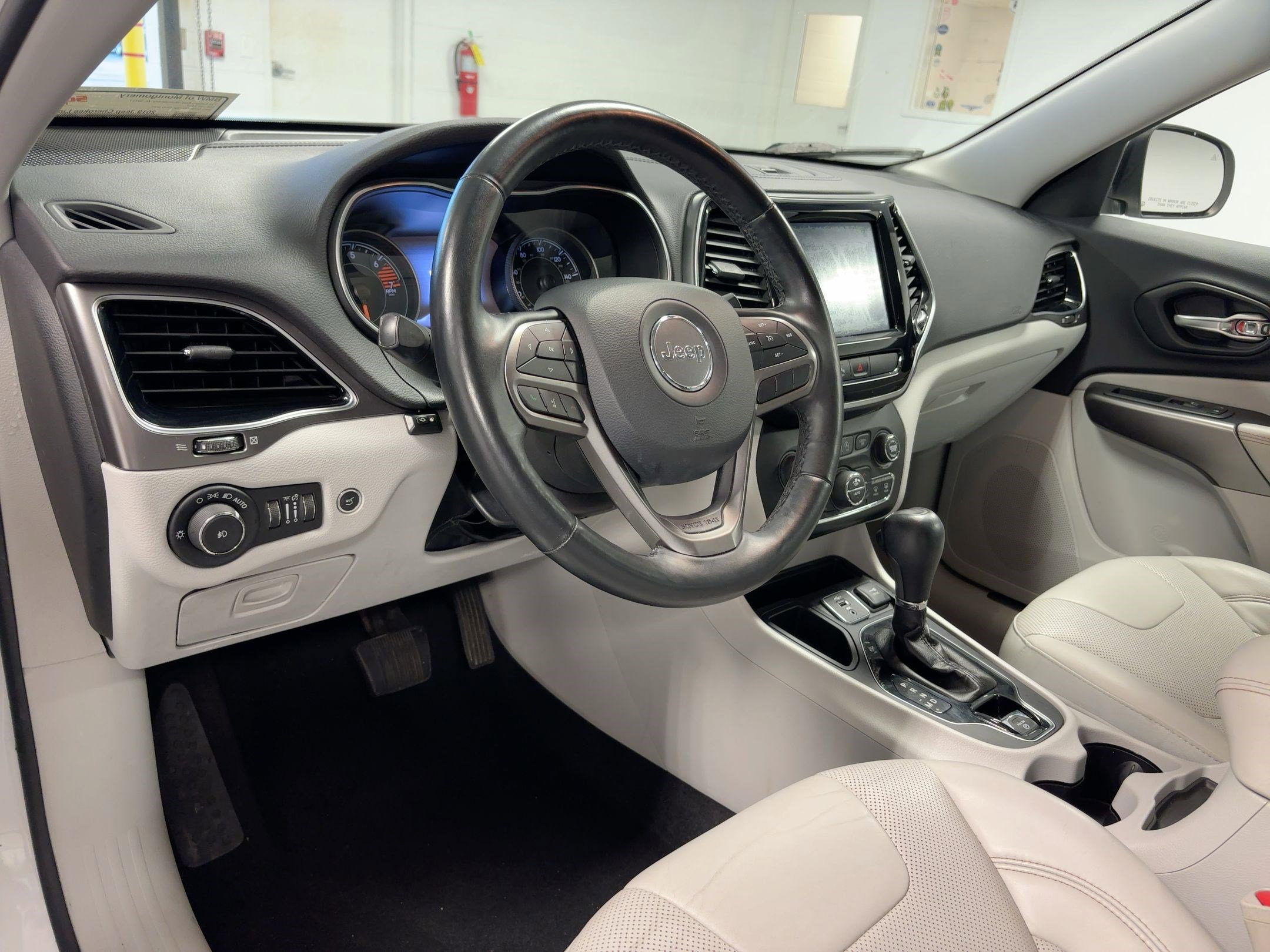 Used 2019 Jeep Cherokee Limited image 4