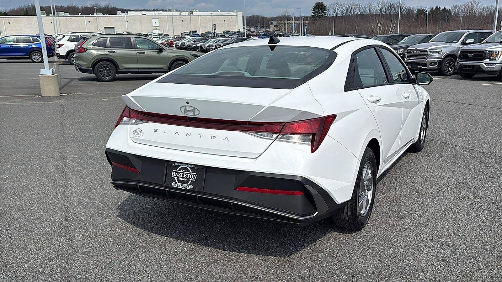 Used 2026 Hyundai Elantra SE FWD image 7