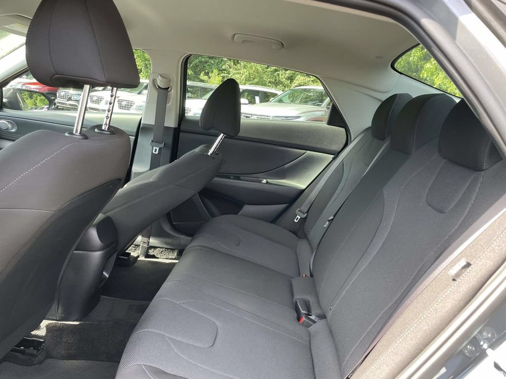 Certified 2025 Hyundai Elantra SE FWD image 10