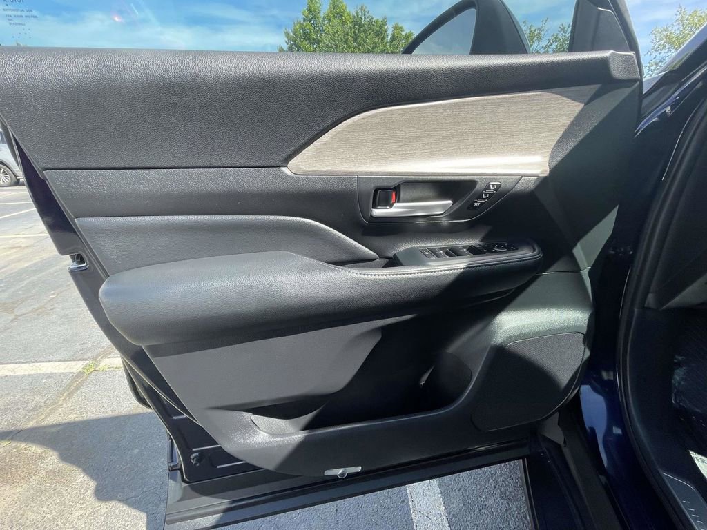 Used 2024 Toyota Grand Highlander AWD image 28