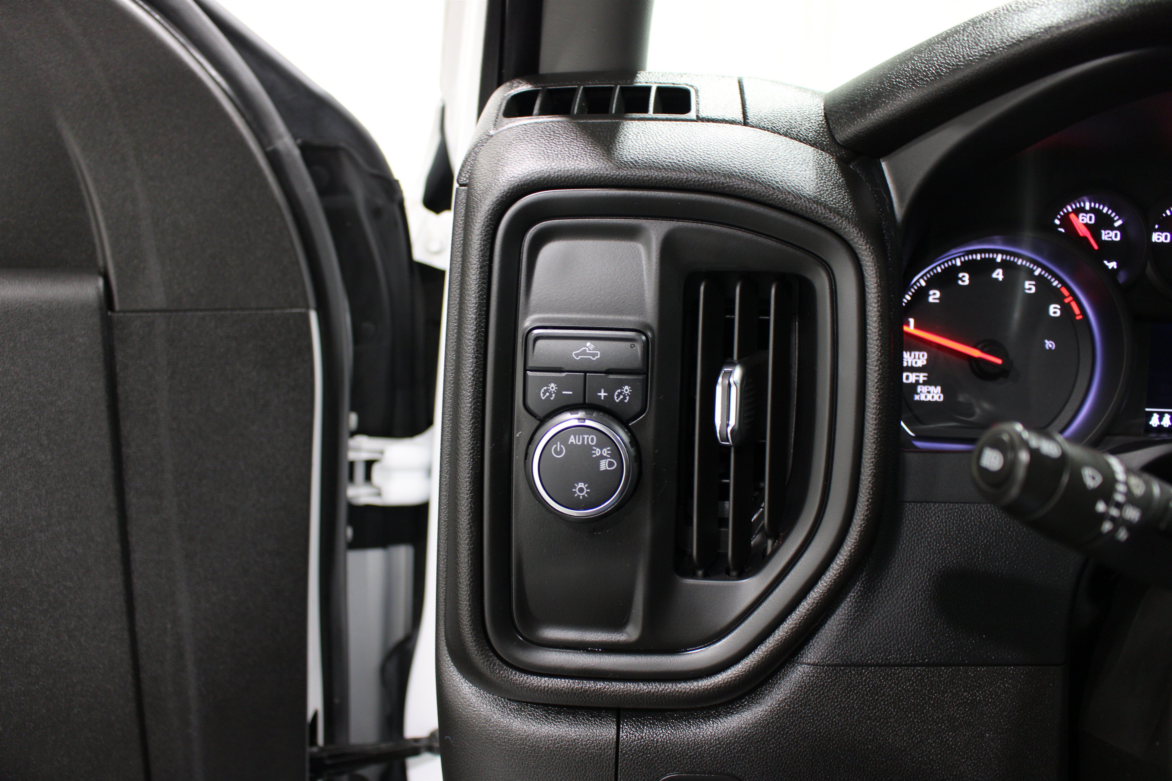 Used 2024 Chevrolet Silverado 1500 Custom RWD image 9