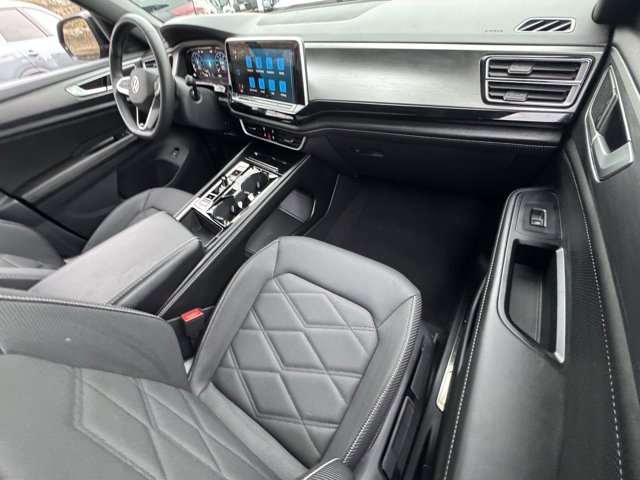 Used 2024 Volkswagen Atlas Cross Sport SE w/ Panoramic Sunroof Package image 10