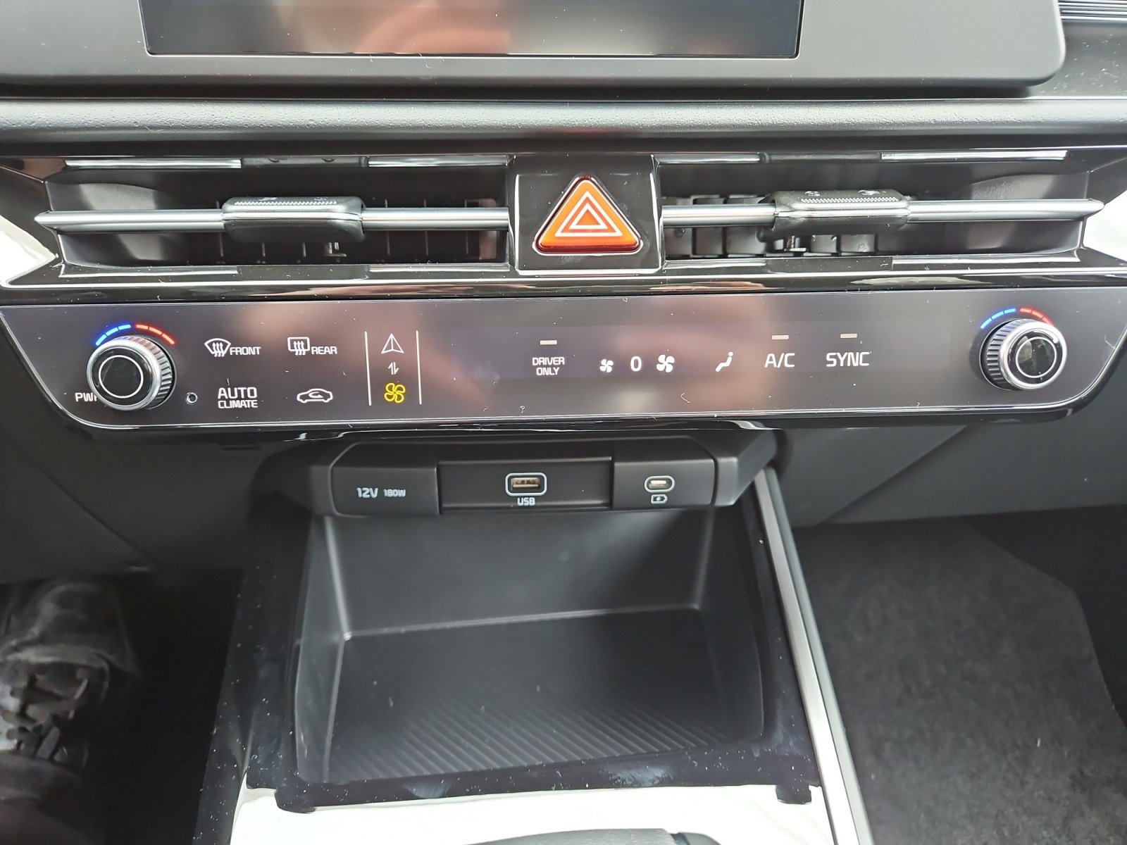 Used 2025 Kia Niro LX image 27