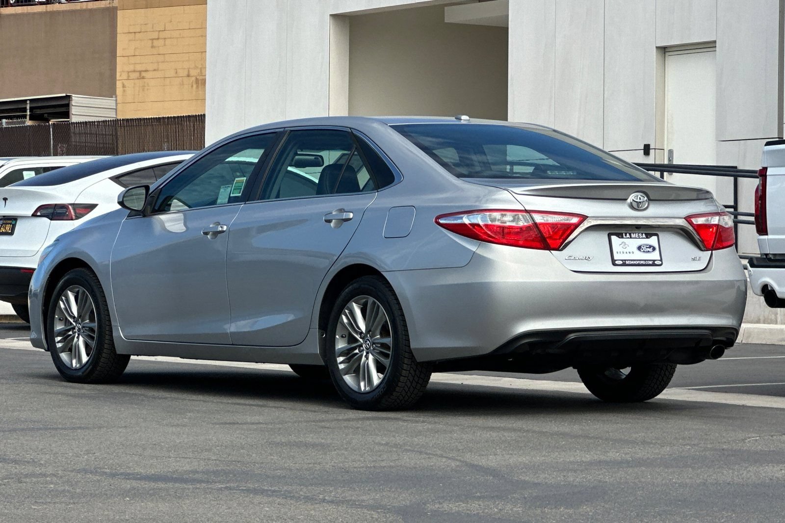 Used 2015 Toyota Camry SE w/ Moonroof Package FWD image 5
